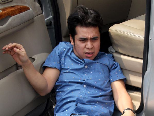 Gaya Suka-suka Olga Syahputra