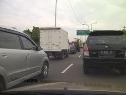  Truk vs Truk Kontainer di Tol Cawang, Sopir Terjepit