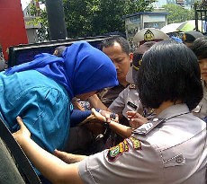 Berdandan Serba Biru, Afriyani Tiba di PN Jakpus