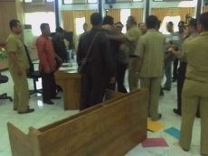 Anggota DPRD Sultra Nyaris Baku Hantam Saat Rapat Pengaspalan Jalan