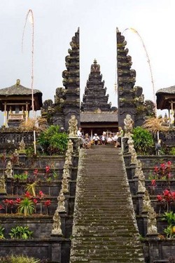 Ribuan Warga Bali Padati Pura untuk Rayakan Hari Raya Galungan