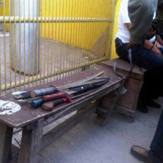 Klontang! 5 Pedang Samurai Jatuh dari Kolong Mobil di Cengkareng