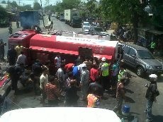 Truk Pertamina Terguling di Semarang, Warga Jarah Isi Tangki