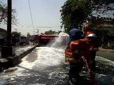 Truk BBM Terguling & Dijarah Warga, Pertamina Rugi Rp 67 Juta