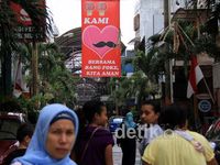 Spanduk Dukung Foke Menggantung di Pasar Baru