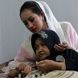 Kaki Ibunda Akan Diamputasi, Shinta Bachir Minta Doa