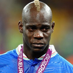 Wow, Mario Balotelli Ajak Kencan 3 Cewek Sekaligus!