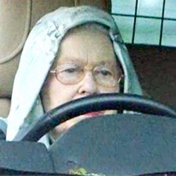 Wuuush! Gara-gara Foto Pangeran Harry, Ratu Elizabeth Ngebut