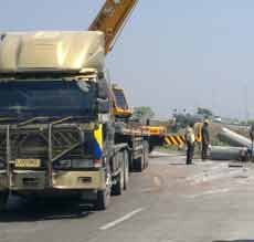 Awas! Paku Bumi Berjatuhan di Porong, Lalin Malang-Surabaya Lumpuh