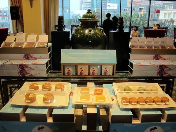 Rayakan Festival Moon Cake di Pearl JW Marriott Rayakan Festival Moon Cake di Pearl JW Marriott