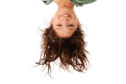 Biar Tak Pingsan, Perempuan Ini Harus Berdiri dengan Kepala di Bawah