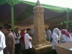  Hore! Ketupat Raksasa Jakbar Pecahkan 2 Rekor MURI