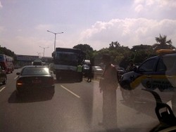 Bus Tabrak Pembatas, Tol Cikampek Macet 2 Arah