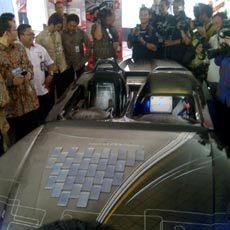 Pameran Harteknas, Mobil Listrik Mewah Ini Sedot Perhatian SBY & Ibu Ani