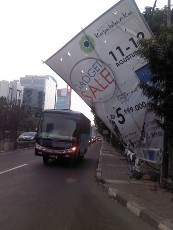 Awas, Spanduk Kota Kasablanka Miring di Jl HR Rasuna Said