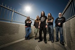 Lamb of God Jual Alat-alat Musik untuk Galang Dana Bagi Vokalis