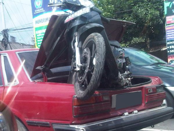 Motor Diangkut di Bagasi Mobil