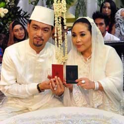 Nunung & Iyan Resmi Menikah