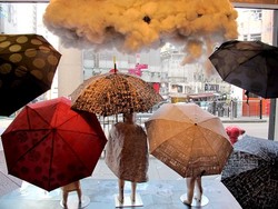 Belanja Serba Unik di Toko G.O.D Hong Kong