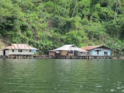 Cantiknya Ayapo, Desa Apung di Danau Sentani