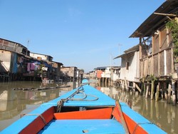 Asyiknya Berperahu Menjelajah Pesisir Jakarta