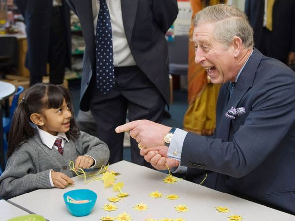 Pangeran Charles Kerap Bercanda dengan Anak-anak