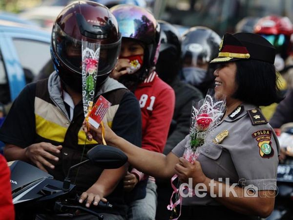 Sambut Ultah, Polwan Bagi-bagi Bunga