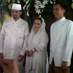 Jokowi Bawa Kado Coklat untuk Nunung dan Iyan