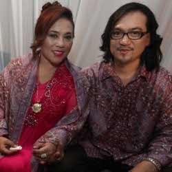 Resmi Dinikahi Iyan, Nunung Menangis