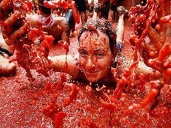40.000 Orang Perang Tomat di La Tomatina Festival