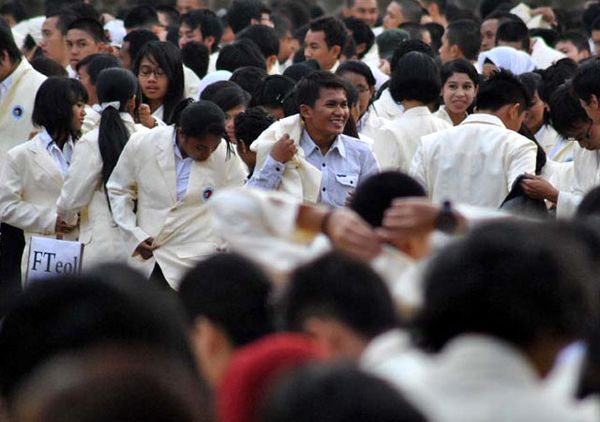 Meriahnya Penutupan Orientasi Mahasiswa Baru 2012