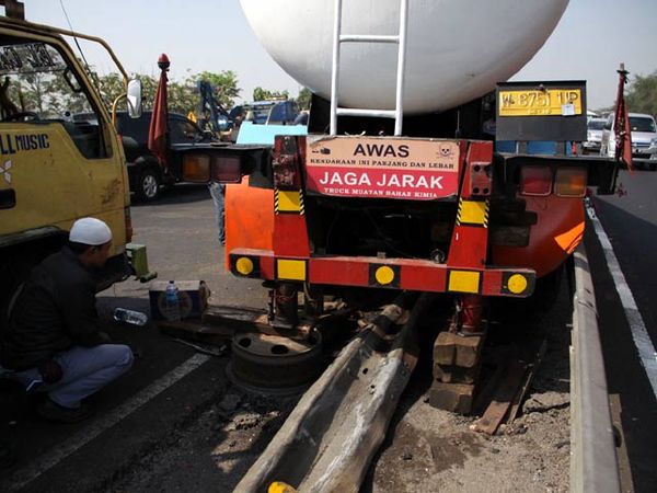 Truk Amoniak Tabrak Pembatas Tol