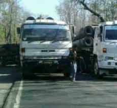 Jalur Baluran Tertutup Dua Trailer, Pantura Situbondo Macet