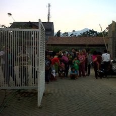 Warga Tonton Rumah Terduga Teroris Inisial MK di Bandung