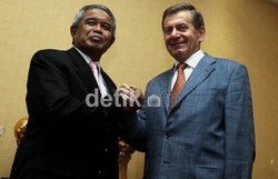 Ketua Umum Persatuan Sepakbola Seluruh Indonesia (PSSI) Djohar Arifin Husin(kiri) berjabat tangan dengan Duta Besar Polandia Brig. Gen (ret) Dr. Grzegorz Wisniewski.