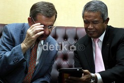 Wisniewski (kiri), mengatakan bahwa dirinya merasa antusias untuk menjalin kerjasama dengan Indonesia, utamanya dengan PSSI sebagai federasi tertinggi sepakbola di Indonesia.