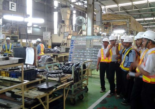 Pelajar Kunjungi Pabrik Hino