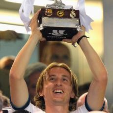 Modric, 10 Menit Langsung Dapat Piala