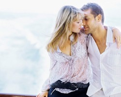 3 Ekspresi Cinta yang Mengganggu Orang Lain