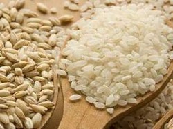  Ratusan Warga Berdesak-desakan Antre Beras 5 Liter di Jatinegara