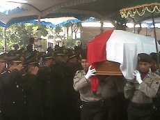 Diiringi Tangis Keluarga, Jenazah Bripka Dwi Diberangkatkan ke Pemakaman