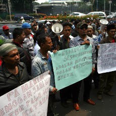 100-an Orang Demo John Kei Pakai Mobil Pribadi di Kejati, Kuningan Macet