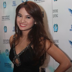Gaya Elegan Acha Septriasa di Red Carpet