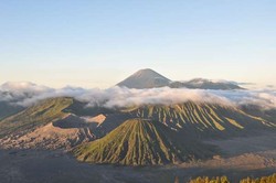 Disinari Cahaya Surgawi di Puncak Bromo