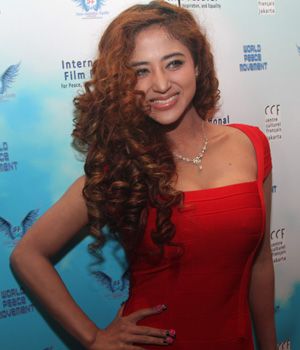 Rambut Keriting Dewi Persik