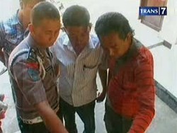 Polisi Tangkap Penari Erotis Yang Meresahkan Warga