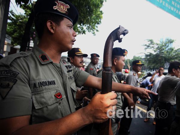 Polisi Sita Senjata Tajam Dari Massa Anti John Kei