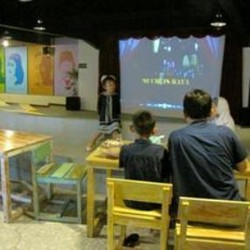 Asyiknya Makan Sambil Nonton Layar Tancep
