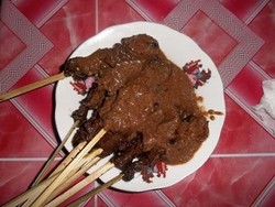 Puasnya Makan Sate Kerbau Kaliwungu