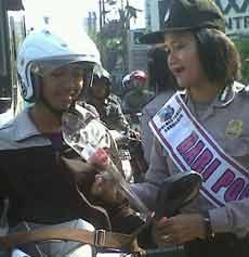 Cara Polwan Rayakan HUT ke-64 Dengan Bagi-bagi Bunga 